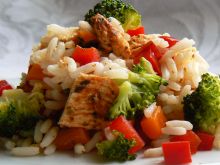 Kurczak z ryżem i warzywami na parze