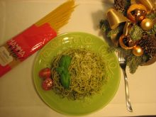 Makaron spaghetti z bazyliowym pesto