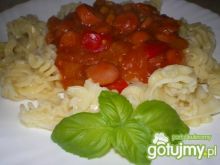Makaron z sosem pomidorowym i parówkami