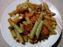 Makaron z szynką i warzywami w sosie pomidorowym 