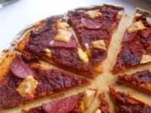 Mięsna pizza w ostrym sosie pomidorowym