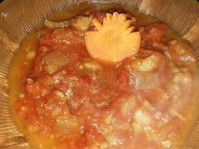 Mintaj z cebulą w sosie pomidorowym