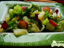 Mix sałat z owocami i sosem ziołowym