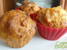 Muffinki cebulowo-serowe z wędlinką
