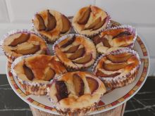 Muffinki sernikowo - migdałowe ze śliwką