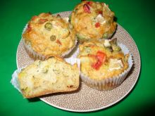 Muffinki wytrawne z zielonym groszkiem, papryką
