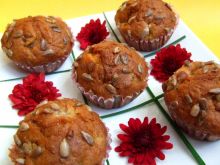 Muffinki z brzoskwiniami i prażonym słonecznikiem