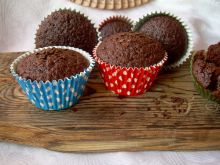 Muffiny czekoladowe z wodą gazowaną 