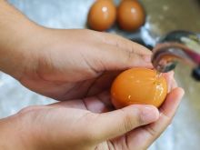 Czy warto myć jaja przed obróbką?