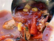 Ostra pomidorowa zupa z owocami morza