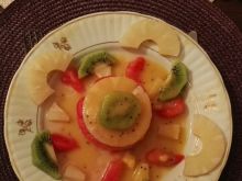 Owocowy torcik z kiwi, ananasa i arbuza 