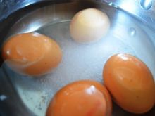 Pękające w czasie gotowania jajka
