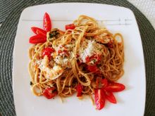 Pełnoziarniste spaghetti z krewetkami i pomidorami
