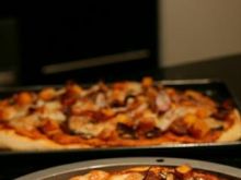 Pizza dyniowa z chorizo i cebulą