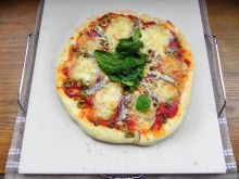 Pizza z anchois, oliwkami i kaparami 