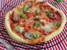 Pizza z kiełbasą i pomidorami 