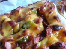 Pizza z kiełbaską i ogórkiem konserwowym