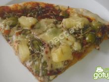 Pizza z oliwkami, pepperoni i ananasem 