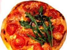 Pizza  z pomidorami i rukolą