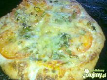 Pizza z pomidorami i zieloną cebulą