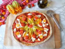 Pizza z pomidorkami, kwiatami cukinii i ricottą 
