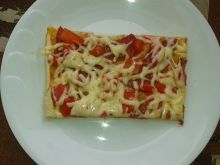 Pizza z salami pepperoni i papryką konserwową 