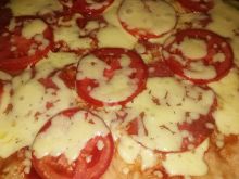 Pizza z salami, pomidorem i serem