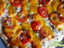 Pizza z sosem śmietanowym i ziołami