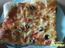 Pizza z suszonymi pomidorami i oliwkami