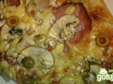Pizza z szwarcwaldzką, zielonym pieprzem