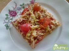 Pizza z szynką i pomidorkami