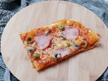 Pizza z szynką kurczakiem i oliwkami