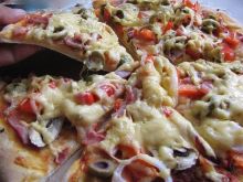 Pizza z szynką pieczarkami i oliwkami