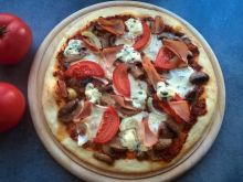 Pizza z szynką, serem, pomidorem i pieczarkami
