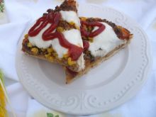 Pizza z tuńczykiem, kukurydzą i serem mozzarella