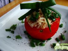 Pomidor nadziewany ryżem z tuńczykiem 