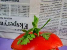 Pomidorek nadziewany kaszą z pieczarkami
