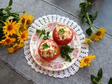 Pomidory faszerowane serkiem, jajkiem i warzywami
