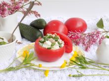 Pomidory faszerowane wiosenną sałatką z tuńczykiem