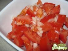 Pomidory z cebulą na przekąskę.