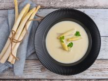 Krem z białych szparagów – prosty przepis na letnią zupę