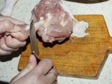 Rozbieranie udka z kurczaka z kości 