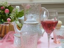 Różowa porcelana na wielkanocnym stole