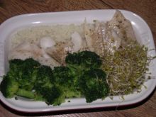Ryba na parze z brokułem i kiełkami