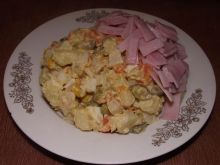 Salat z chrzanem i szynką konserwową  