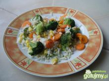 Sałatka brokułowa z ryżem 