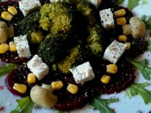 Sałatka brokułowo-buraczana z serem greckim 
