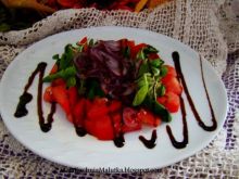 Sałatka pomidorowa z czerwoną cebulą 