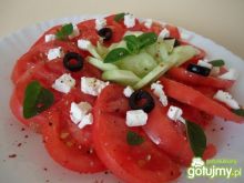 Sałatka pomidorowo-ogórkowa z oliwkami