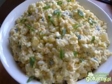 Sałatka ryżowa z jajkiem i kukurydzą
